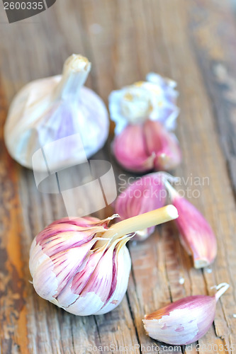Image of raw garlic on a wooden plank