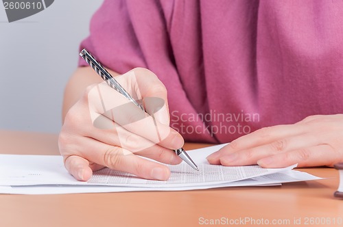 Image of business analyst woman working