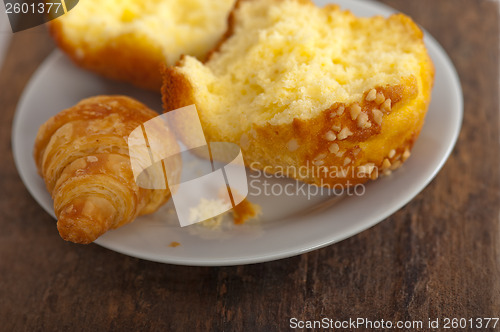 Image of fresh baked muffin and croissant mignon