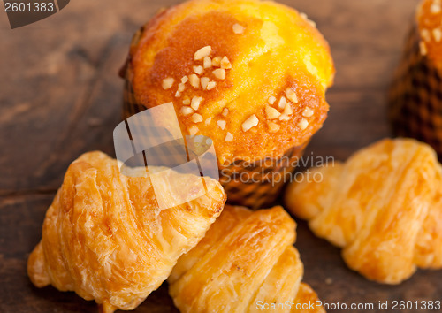 Image of fresh baked muffin and croissant mignon