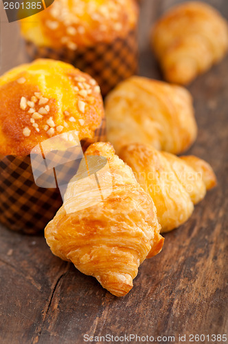 Image of fresh baked muffin and croissant mignon