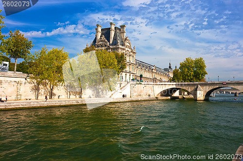 Image of Louvre museum