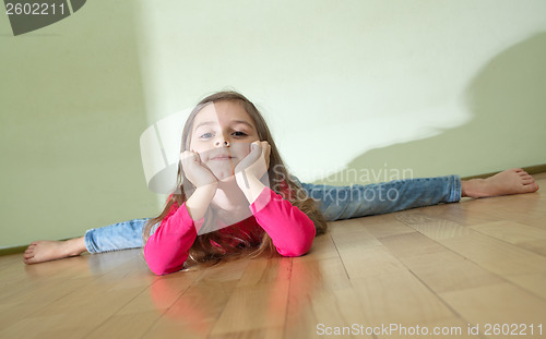 Image of Little girl sits on a splits