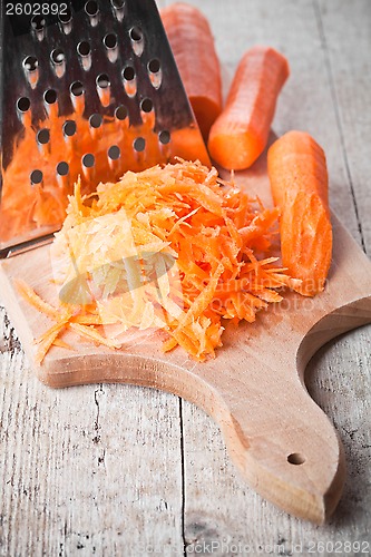 Image of metal grater and carrot 