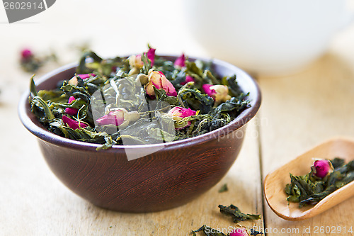 Image of Green tea leaves with rose buds