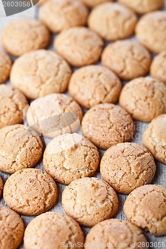 Image of meringue almond cookies 