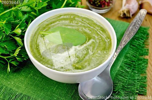 Image of Puree green in a bowl on the board with spinach