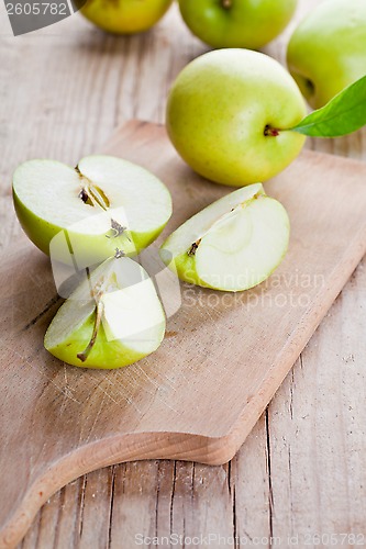 Image of fresh green sliced apples 