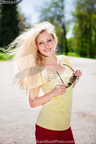 Image of Cheerful blonde with sunglasses