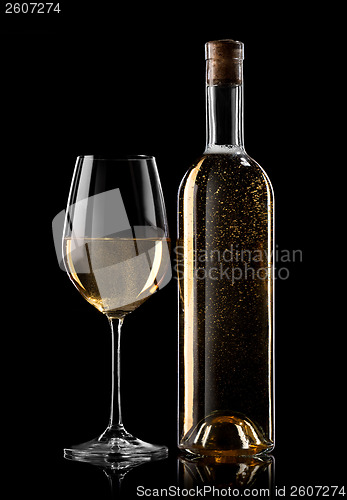 Image of White wine on black