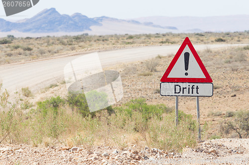 Image of Drift warning sign at a gravel road