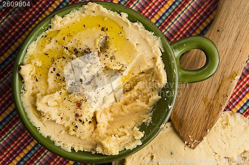 Image of A bowl of creamy hummus