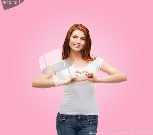 Image of smiling girl showing heart with hands