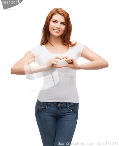 Image of smiling girl showing heart with hands