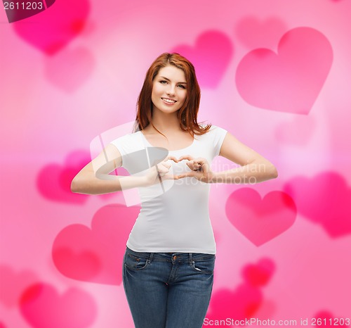 Image of smiling girl showing heart with hands