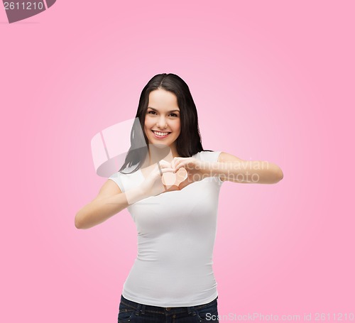 Image of smiling girl showing heart with hands