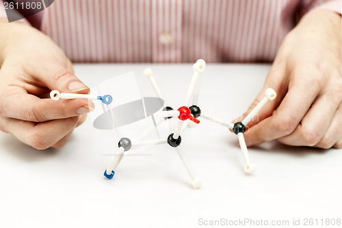 Image of Student assembling molecule models