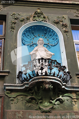Image of sculpture of mother Maria in the building