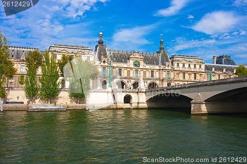 Image of Louvre museum