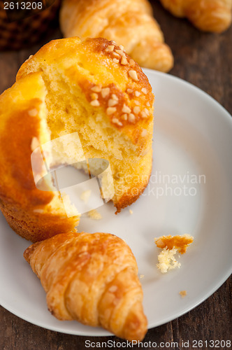 Image of fresh baked muffin and croissant mignon