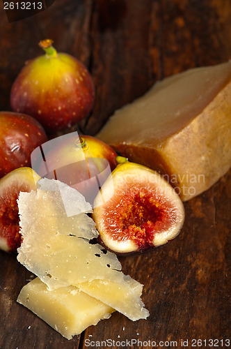 Image of pecorino cheese and fresh figs 