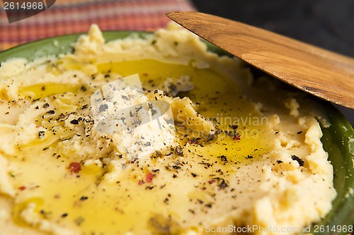 Image of A bowl of creamy hummus