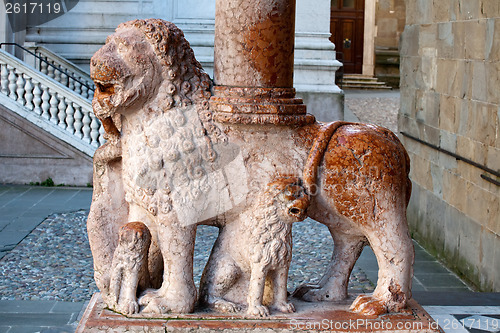 Image of lion column of Colleoni chapel in Bergamo