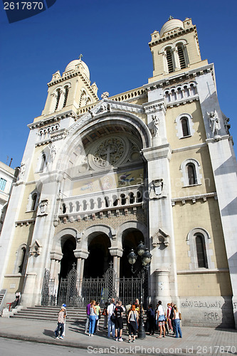 Image of Tourists in front of Cathedral 