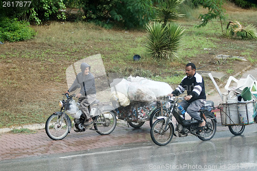 Image of The collectors of cans and plastic