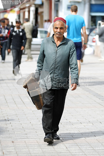 Image of Tunisian on the street of Tunis