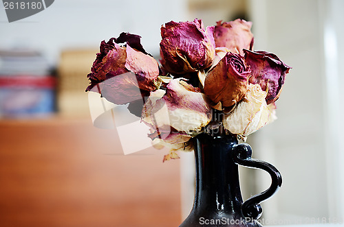 Image of bouquet of dried roses in vase