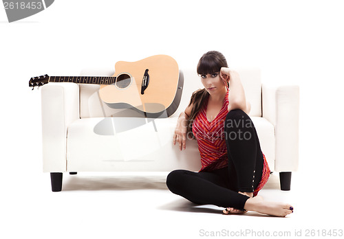 Image of Woman with her guitar