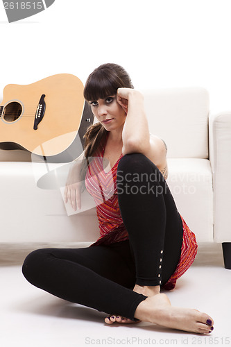 Image of Woman with her guitar