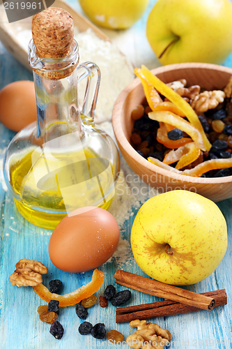 Image of Cooking apple pie.