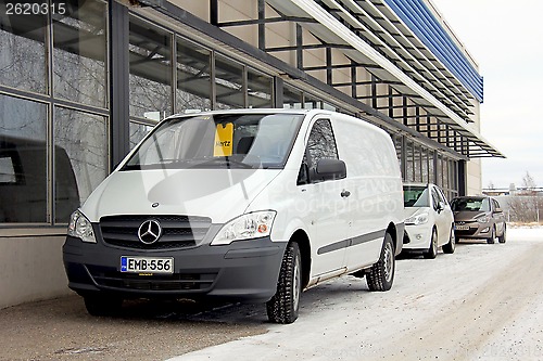 Image of White MB Vito Van at Hertz Car Rental 