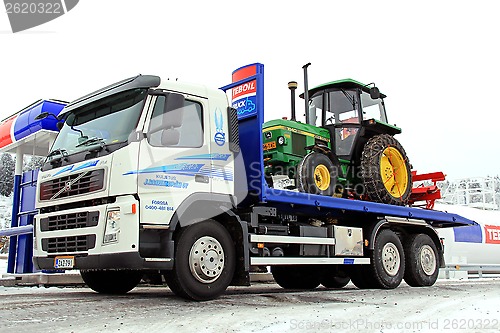 Image of Volvo FM 370 Truck and John Deere 1640 Tractor as Cargo