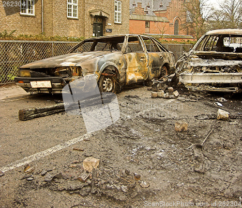 Image of two burnt-out cars