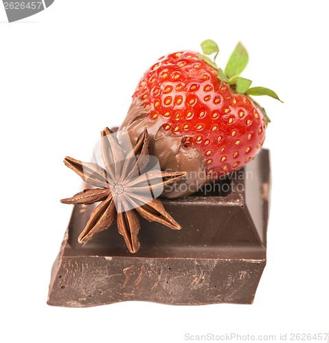 Image of chocolate bars with its ingredients and strawberry