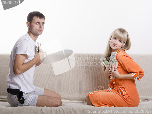 Image of Husband and wife share the salary