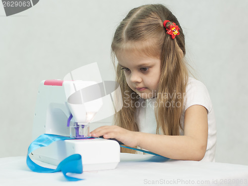 Image of Girl sewing on the machine