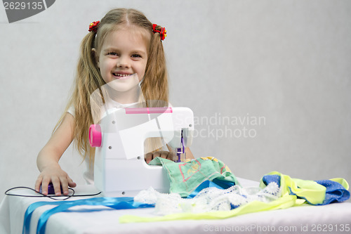 Image of Girl sewing on the machine