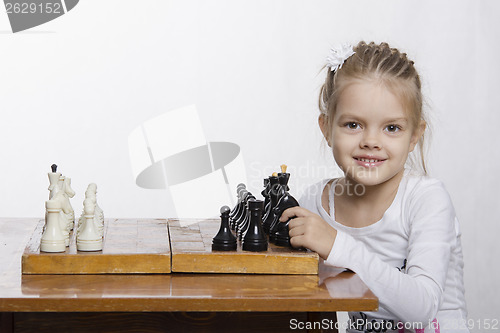 Image of Four-year-old girl learns to play chess