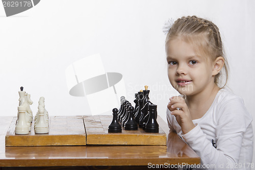 Image of Four-year-old girl learns to play chess