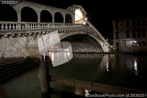 Image of Rialto bridge in Venice