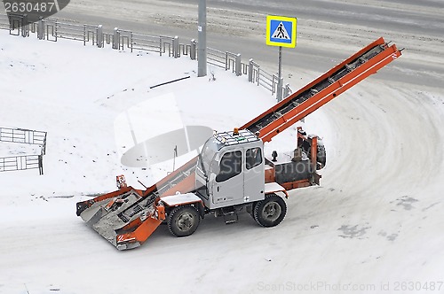 Image of the snowplow on the road.