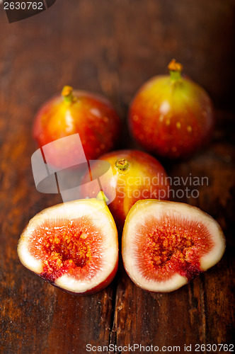 Image of fresh figs over old wood