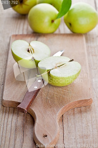 Image of fresh green sliced apples and knife