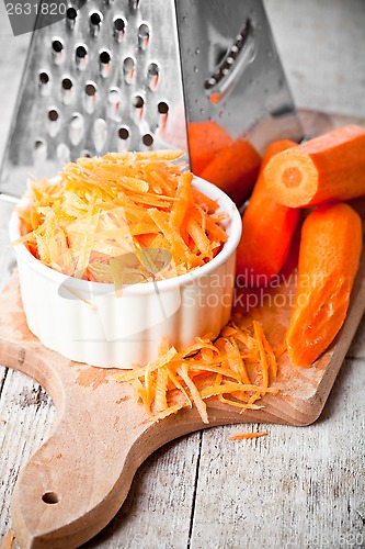 Image of metal grater and carrot