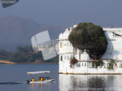 Image of boat and palace on lake in Udaipur