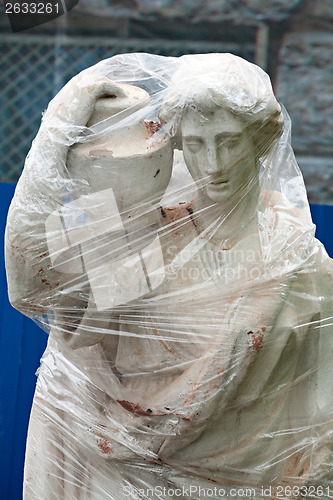 Image of packed statue